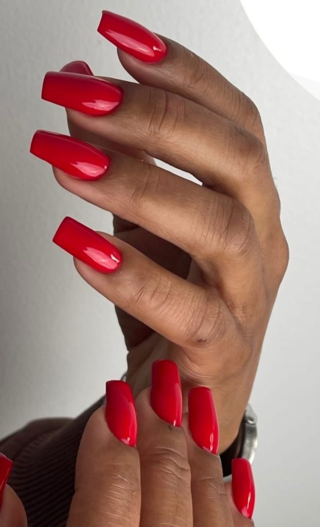 Manucure rouge extension en gel, nous contacter pour prendre rendez vous.